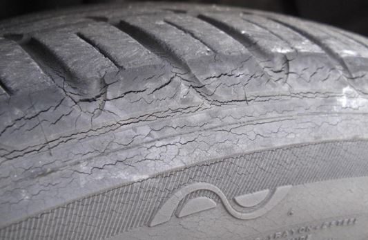 タイヤワックス ひび割れの原因って 効果的なタイヤワックスの使い方とは Fyパーツ